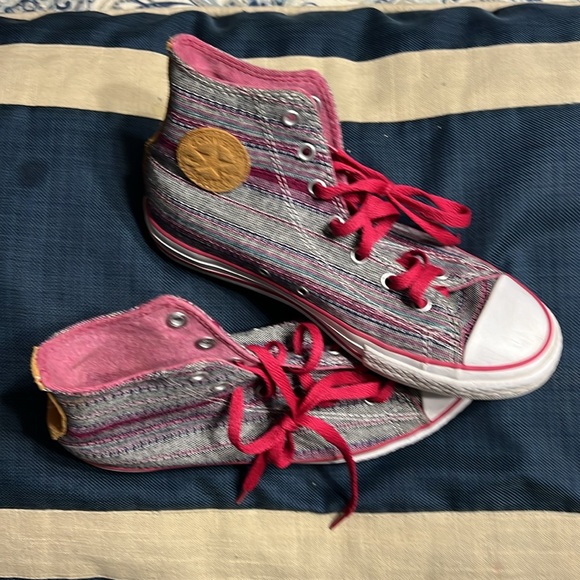 Like new Converse Kids size 4.5 excellent, like new condition - Picture 2 of 4